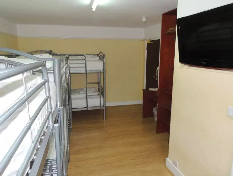 Quintuple room