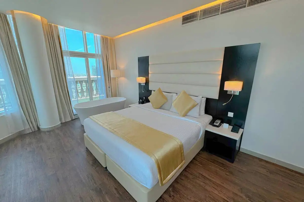 Club Double Suite with Burj Khalifa view full double bed