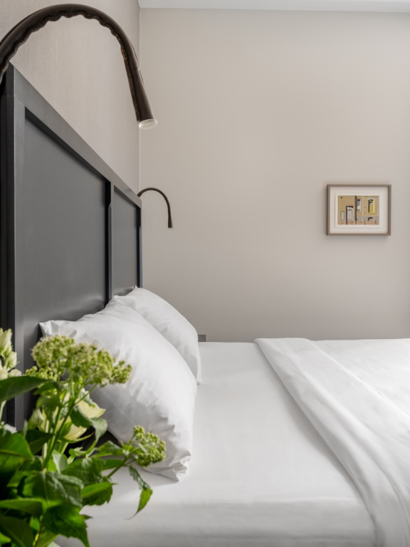 Medium Double room (full double bed)