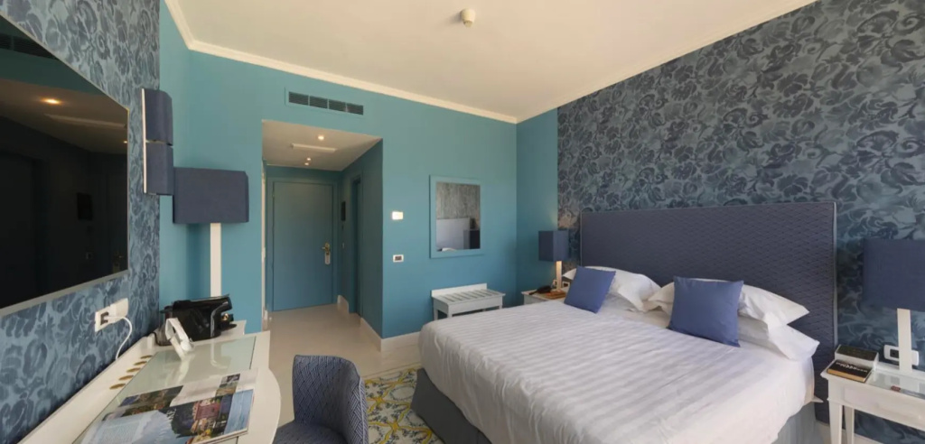Deluxe Double room with sea view (full double bed)
