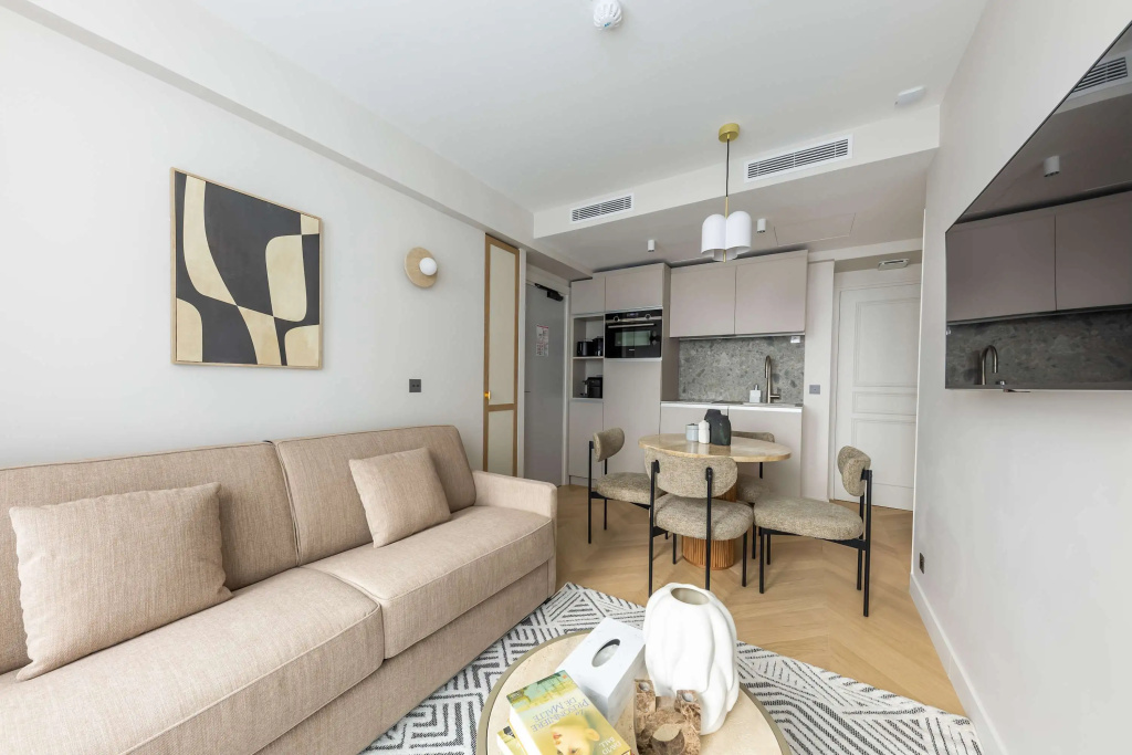 3 Bedrooms Opera Apartment with balcony