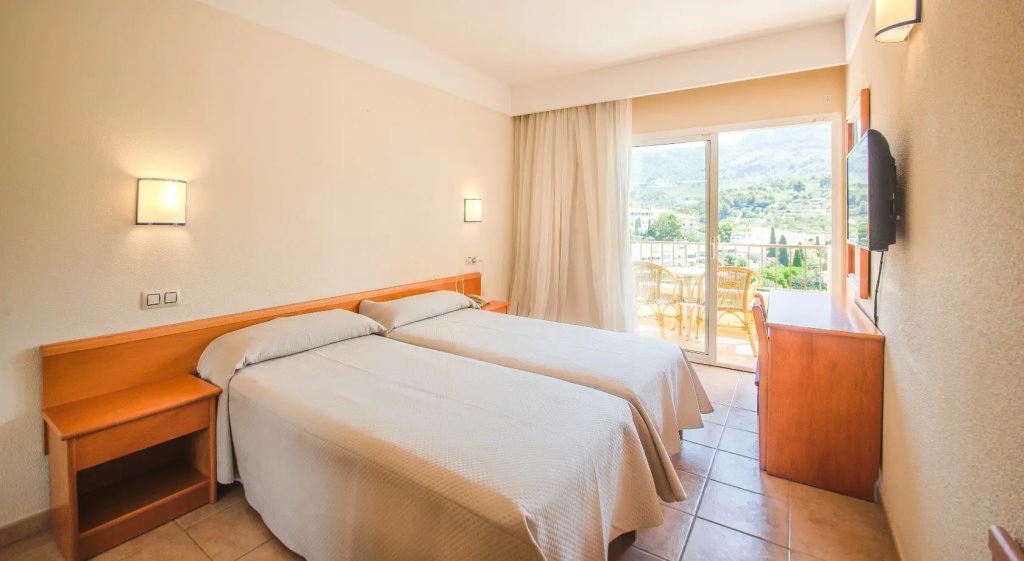Double room (full double bed)