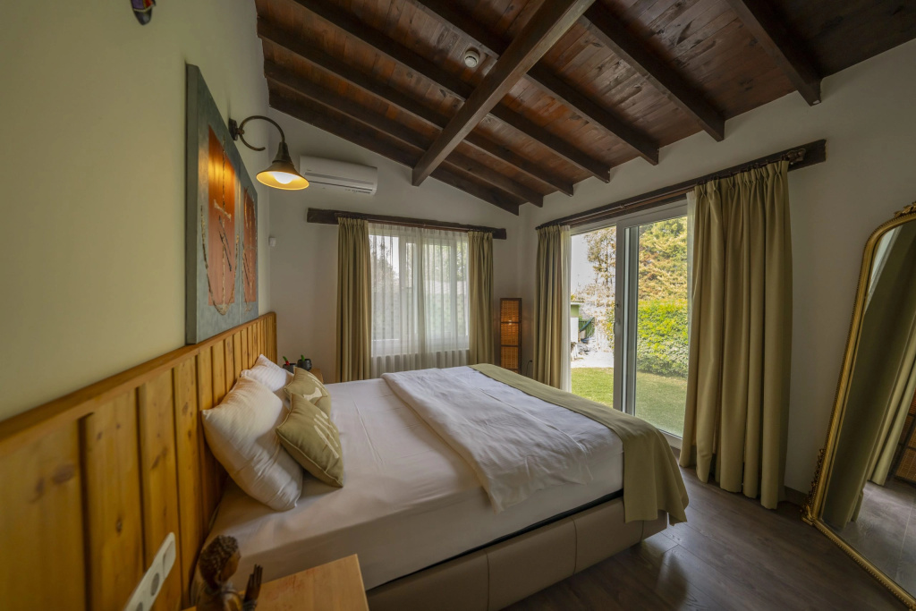 Deluxe Double room with garden view (full double bed)