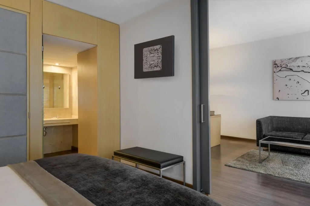 1 Bedroom Double Junior Suite with street view, king size bed, full double bed room photo 1
