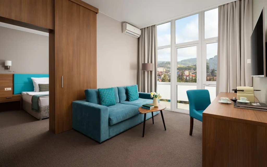 Четырёхместный люкс с 2 комнатами в Знание