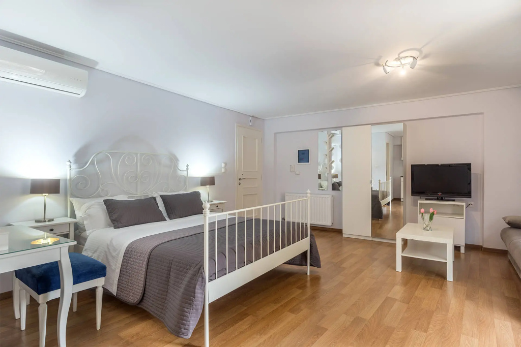 Romantic Double room (full double bed)