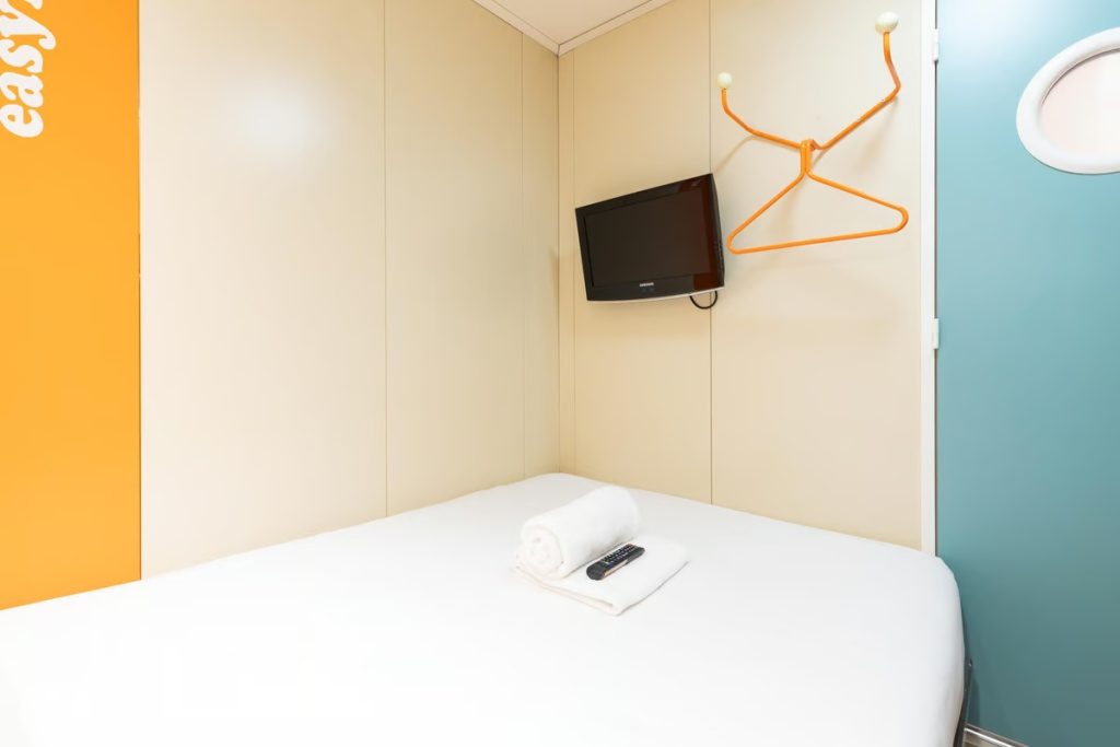 Small Double room (full double bed)