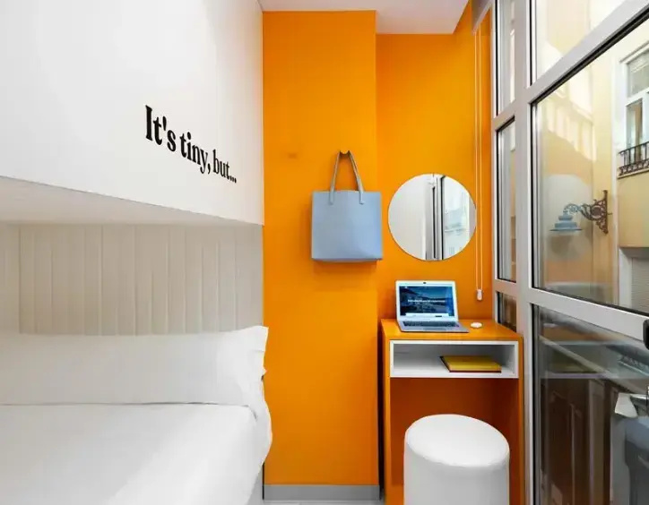 Down with Window Double Pod (full double bed)