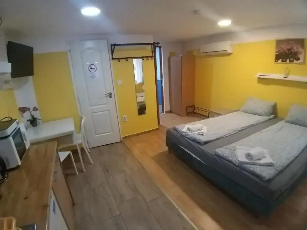 Double room (full double bed)