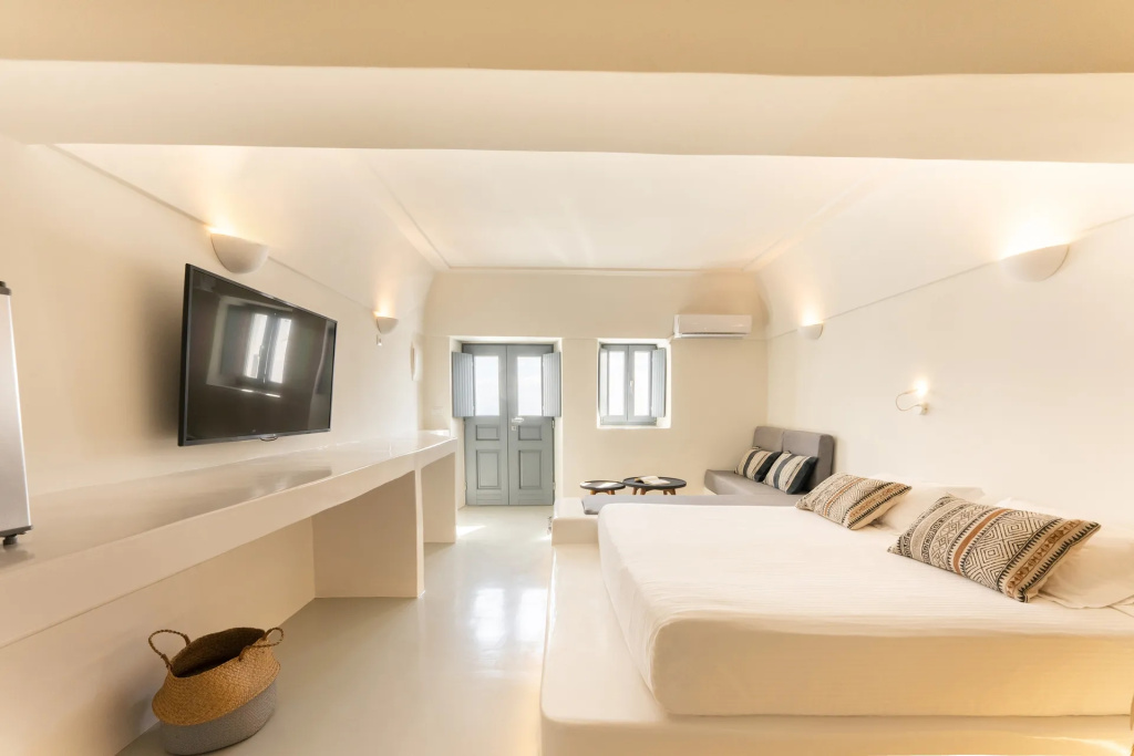 Honeymoon with Outdoor Hot Tub Double Suite with Caldera View (full double bed)
