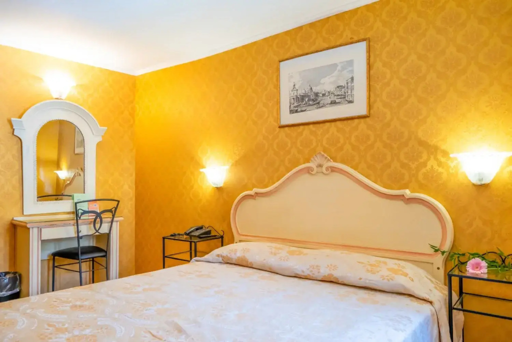 Double Junior Suite with canal view (full double bed)