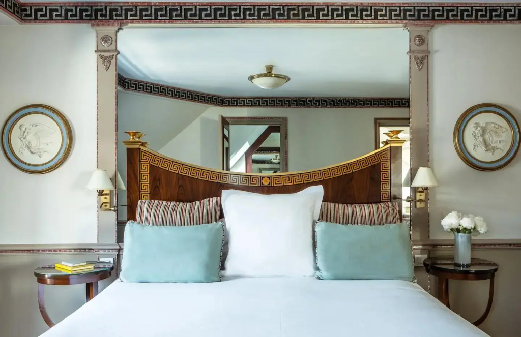 Napoleon Hotel 101