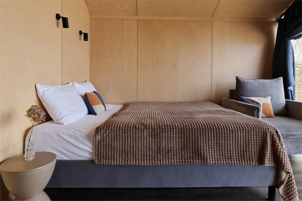 Double House by the Lake (full double bed)