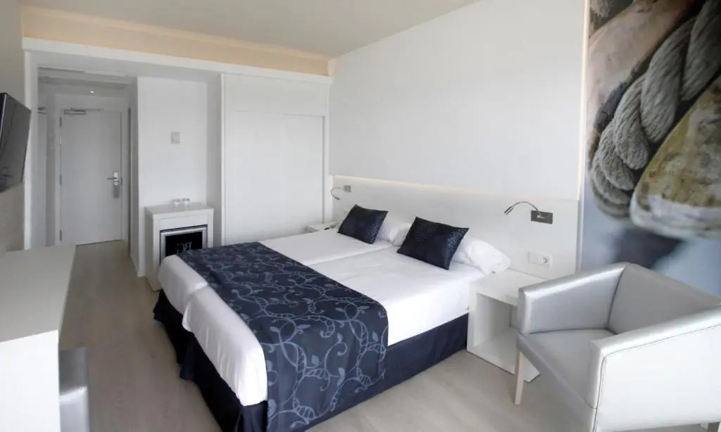 Double room with partial sea view (twin beds)