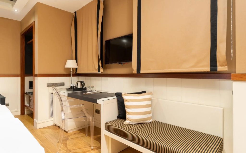 Triple (Interior View) room