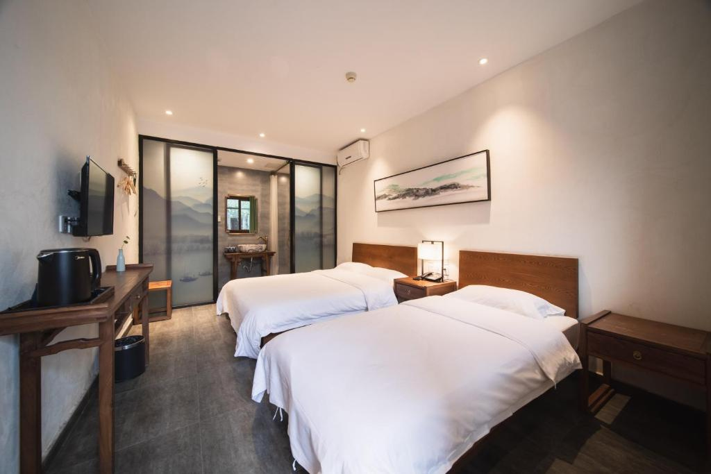 Deluxe Triple Family room