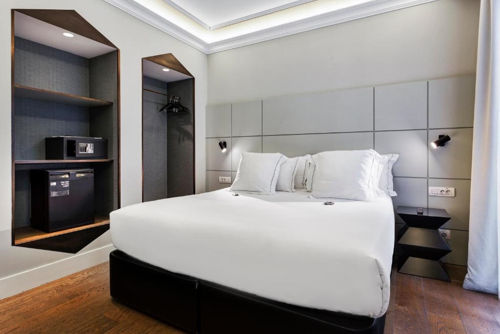 One Shot Standard Double room with balcony (full double bed)