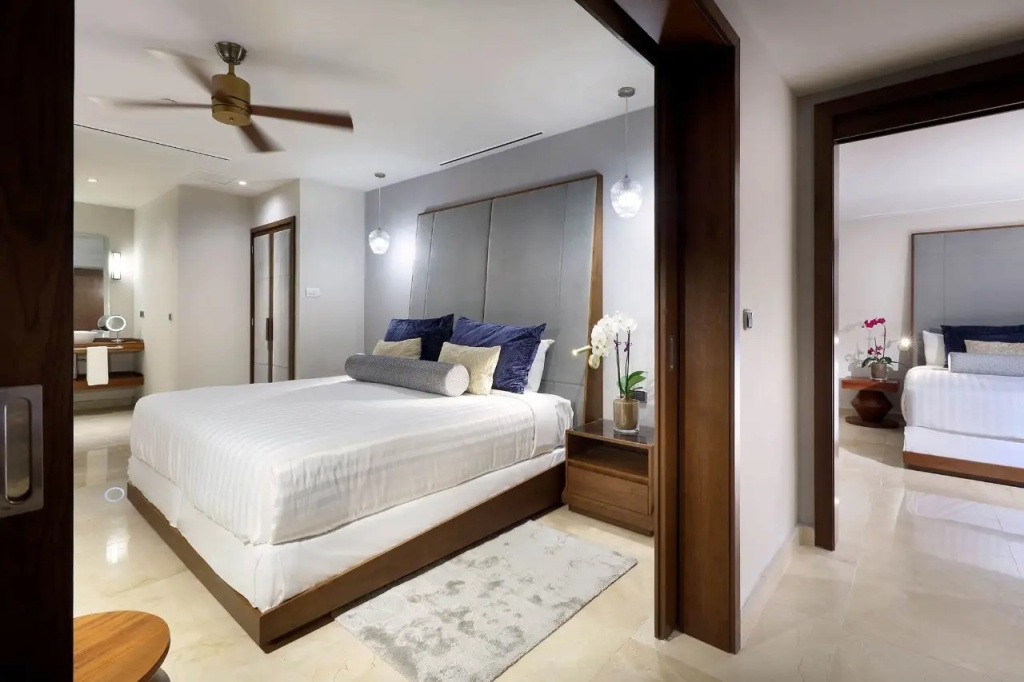 Signature Double Suite with panoramic ocean view (full double bed)