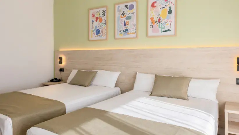 Family with Terrace Quadruple room with pool view