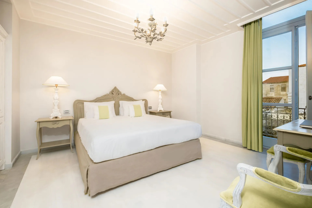 Deluxe Double room (full double bed)