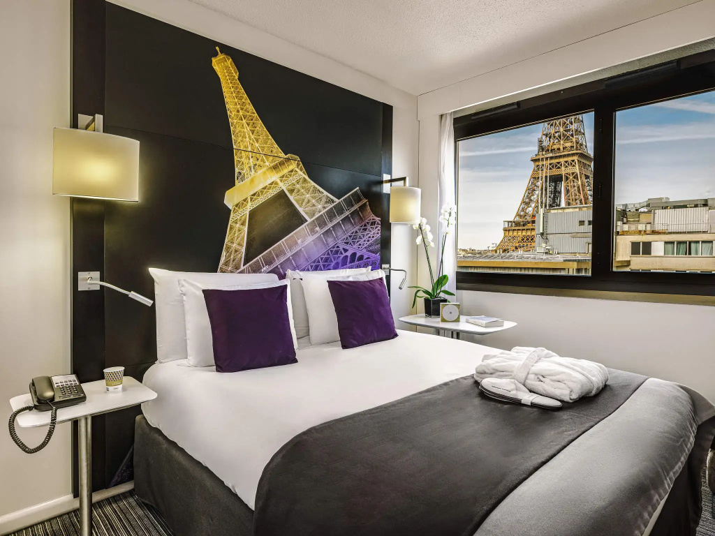 Privilege Eiffel Tower View (view is not guaranteed) Upper Floor Double room (full double bed)