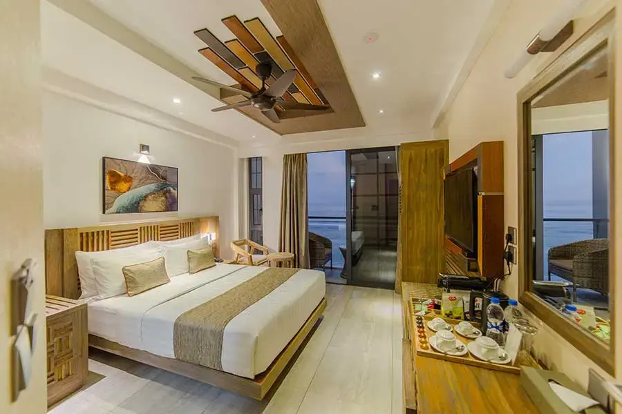 雙人房，設有陽台及海景，配有大床。