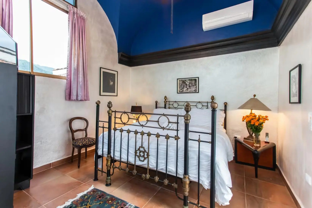 Countess Double room (full double bed)