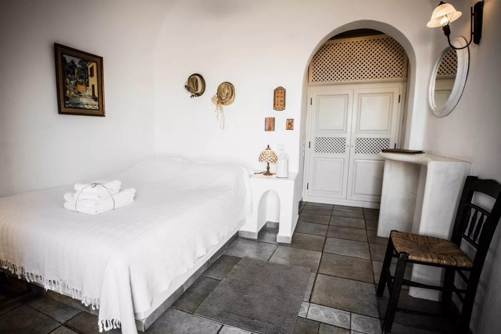 No Private Balcony Double Studio with Caldera view (full double bed)
