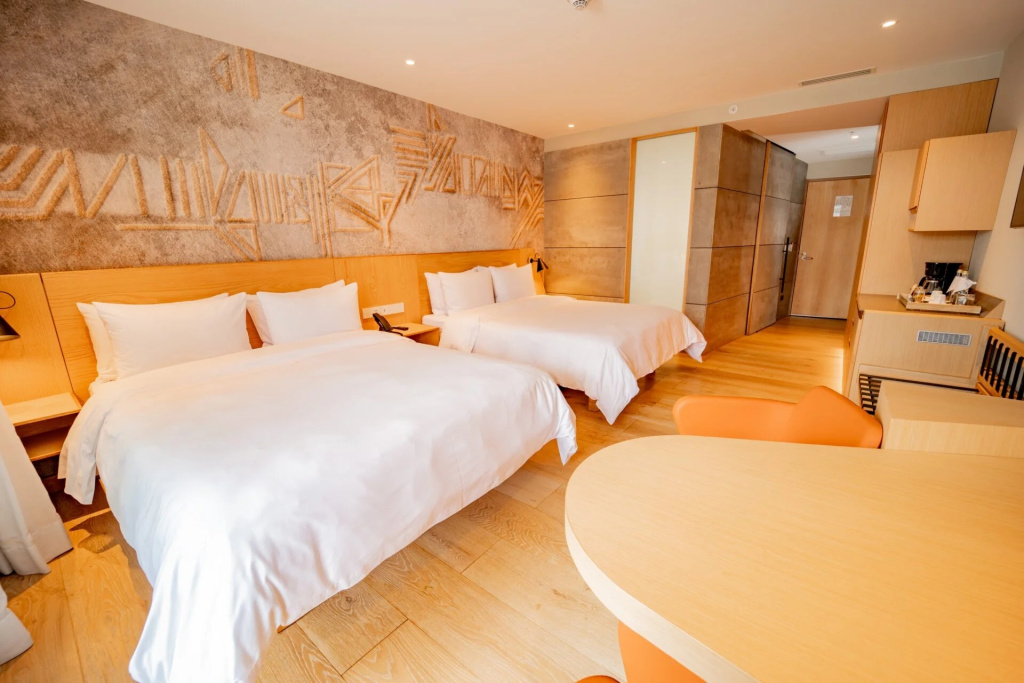 Collection with Hot Tub Double Suite with balcony (twin beds)