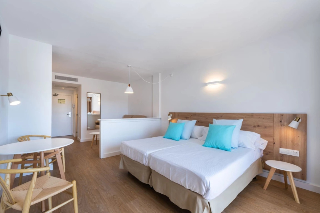 Double Junior Suite with pool view (twin beds)