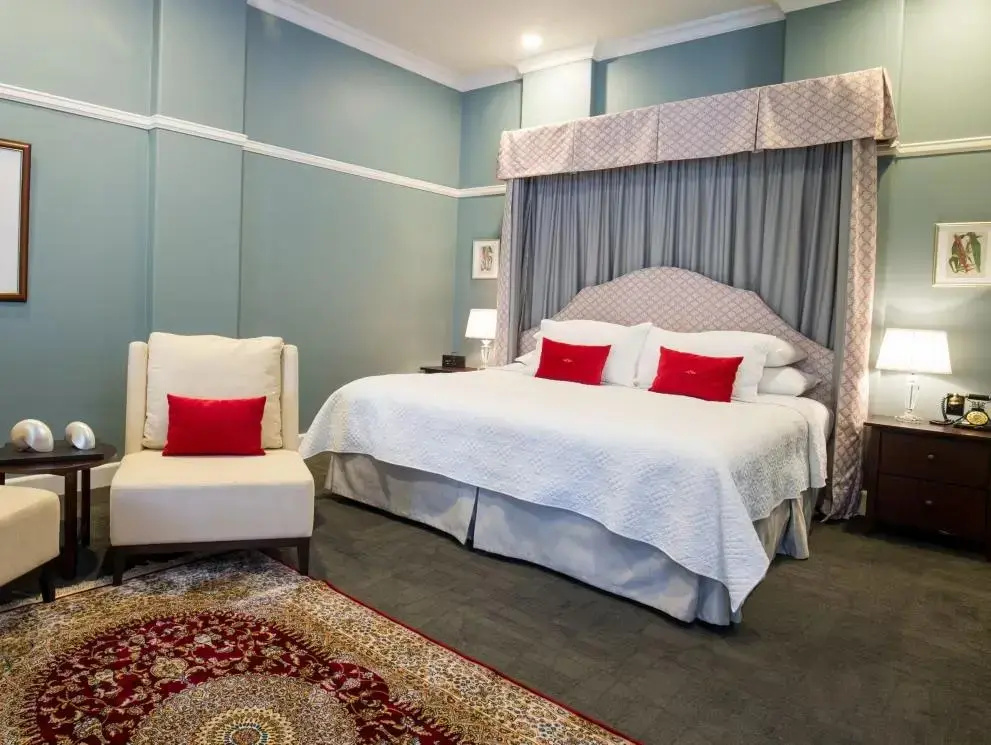 Queen Elizabeth Double Suite
