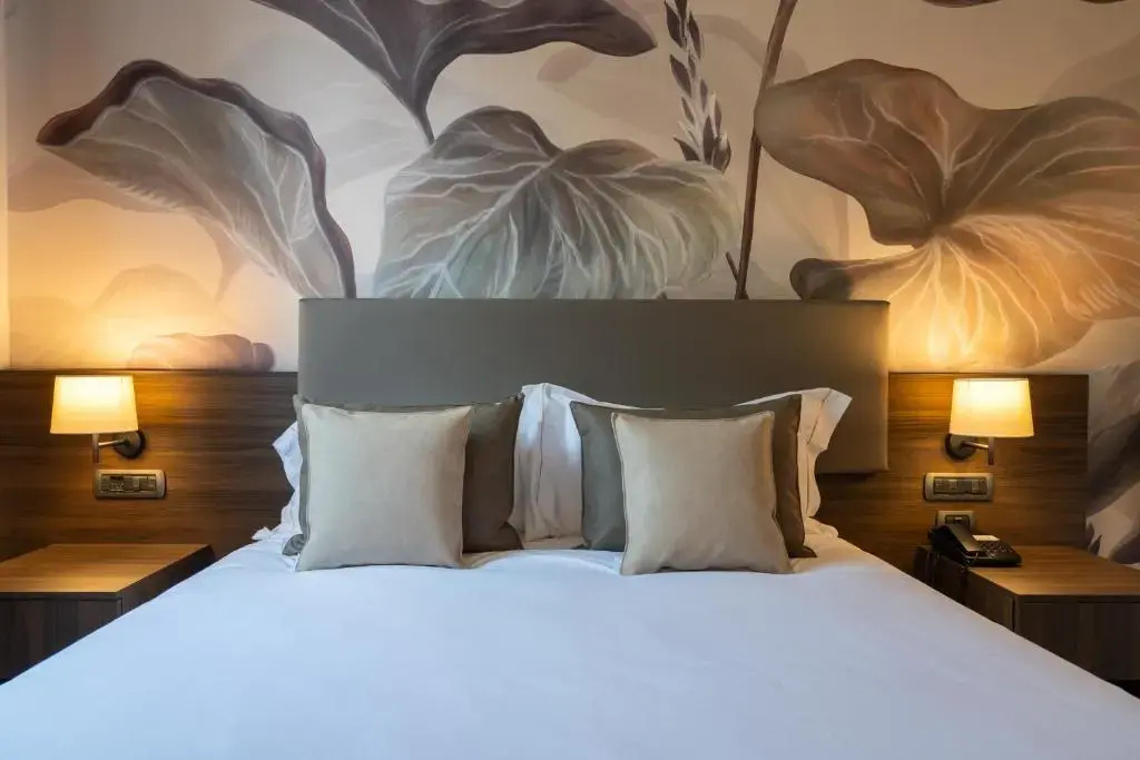 Double room with pool view (full double bed)