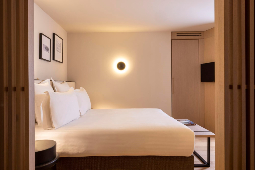 Connecting room