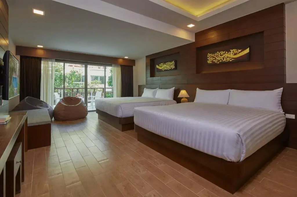 Четырёхместный семейный номер Sapphire с видом на город в The AGATE Pattaya Boutique Resort