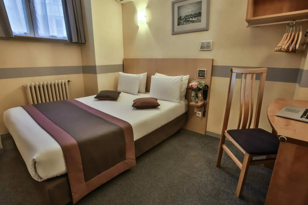 Small Double room (full double bed)