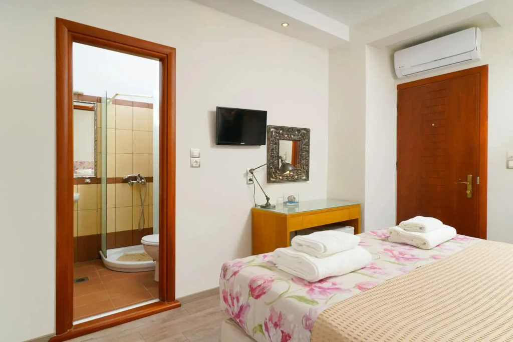 Standard (Kamelia Hotel) Double room with side sea view (full double bed)