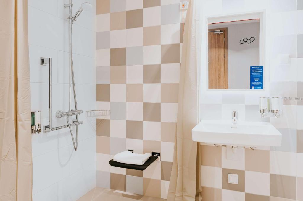 Двухместный номер Accessible двуспальная кровать в Hampton by Hilton Warsaw Reduta