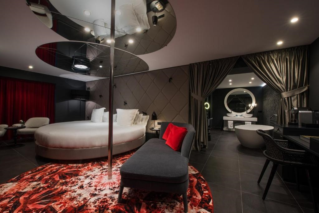 Naughty Double Suite (full double bed)