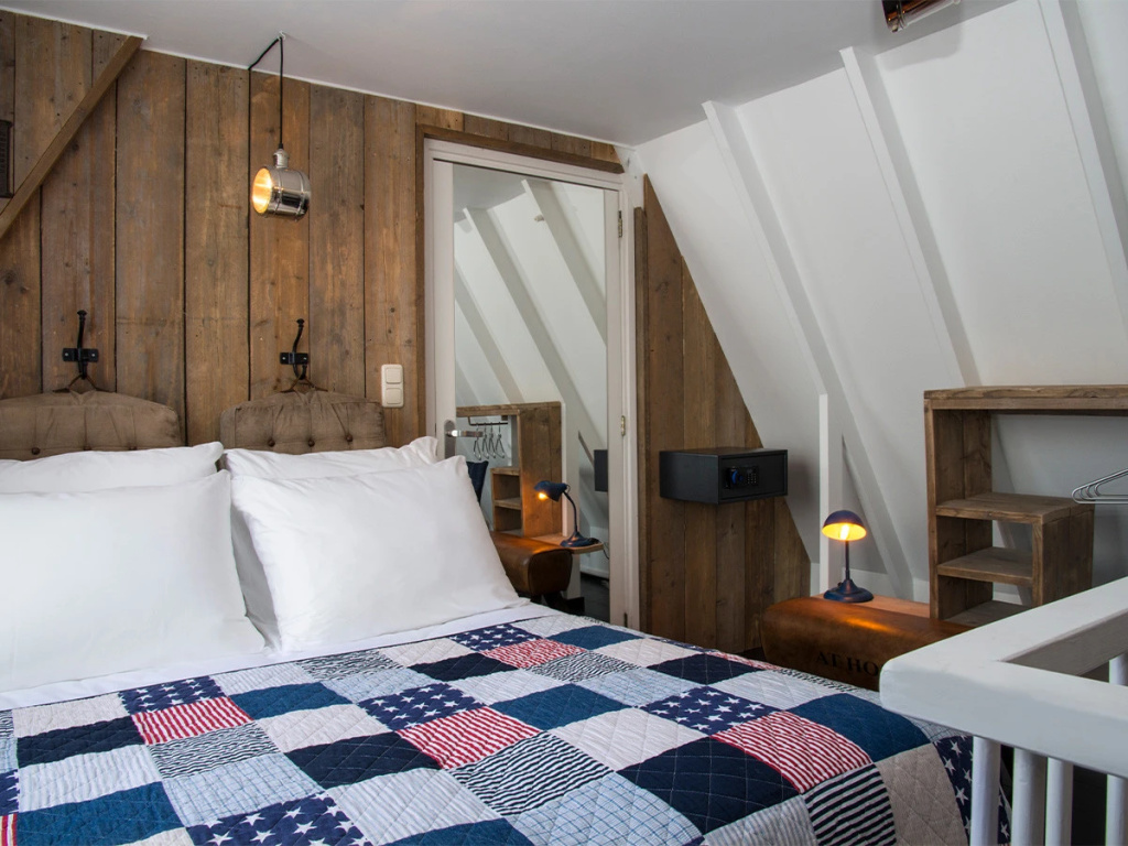 Small Double room (full double bed)