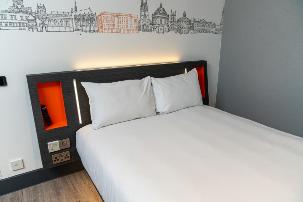 easyhotel Oxford - Tap to explore photos