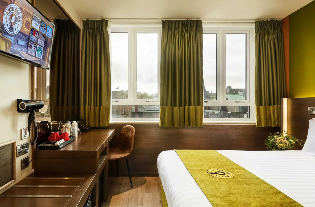 Double room (full double bed)