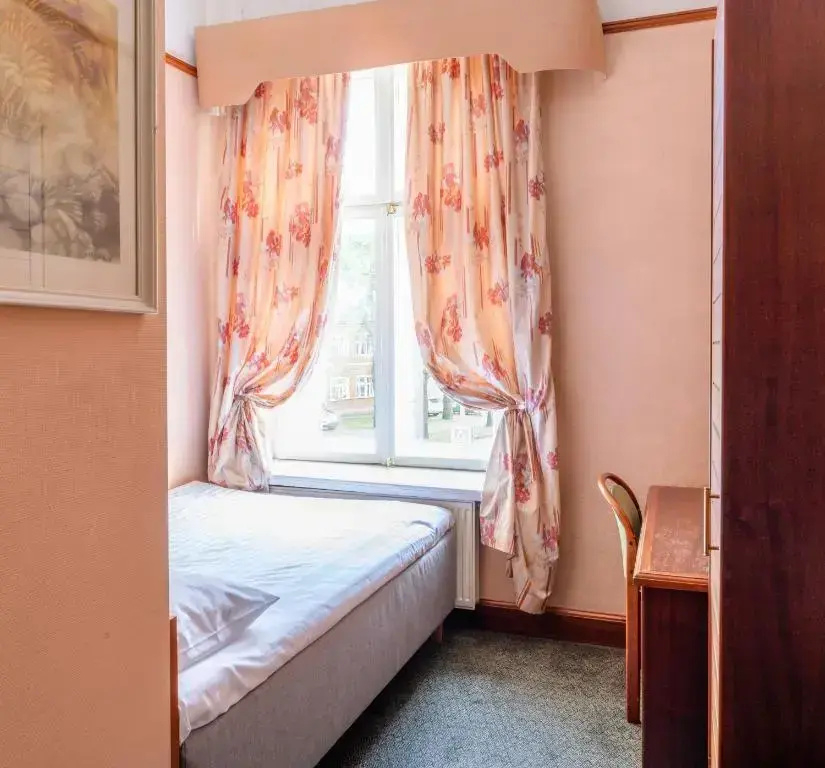 Small Double room (full double bed)