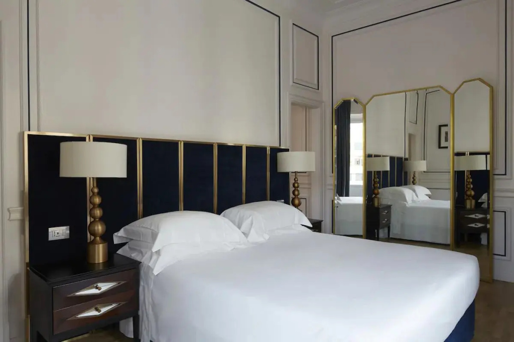 Royal Double Suite full double bed