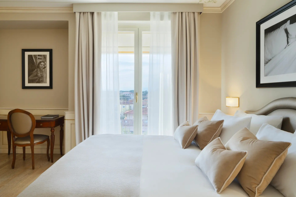 Deluxe Double Suite (full double bed)