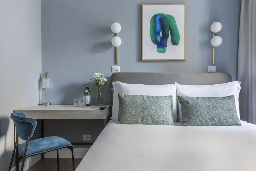 Medium Double room (full double bed)