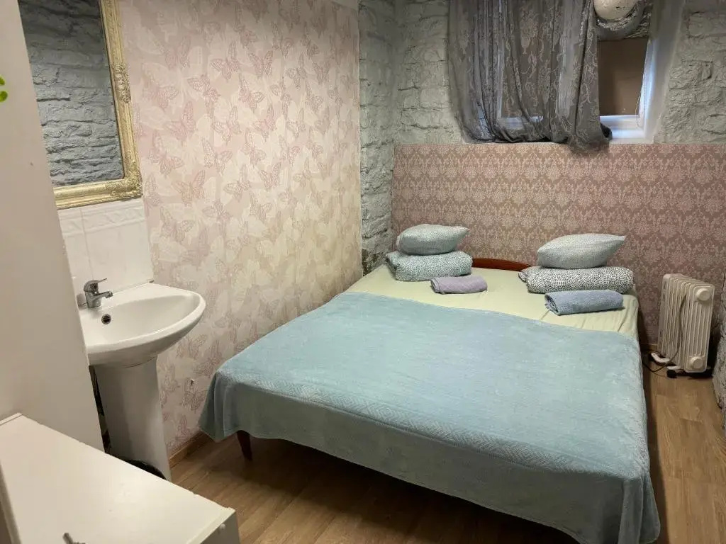 Budget Double Semi-Basement room (full double bed)