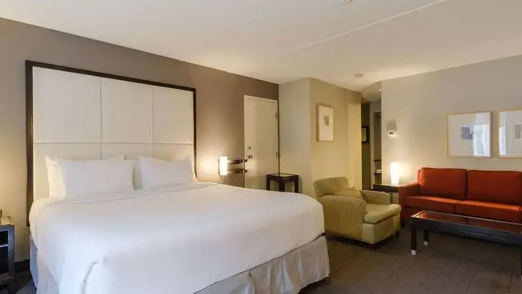 Spacious Corner Double Suite (full double bed)