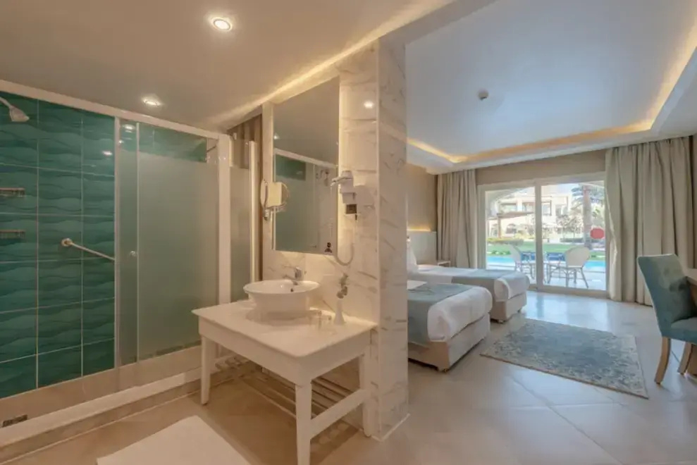 Double room with pool view (twin beds)