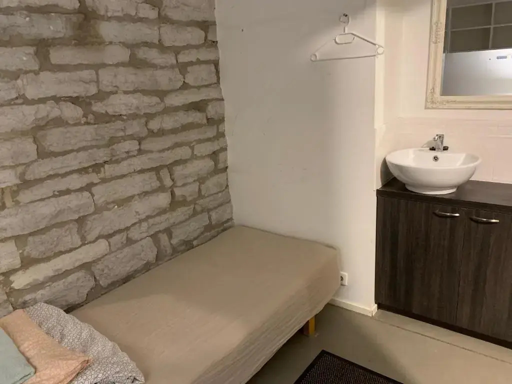 Small Single Semi-Basement room
