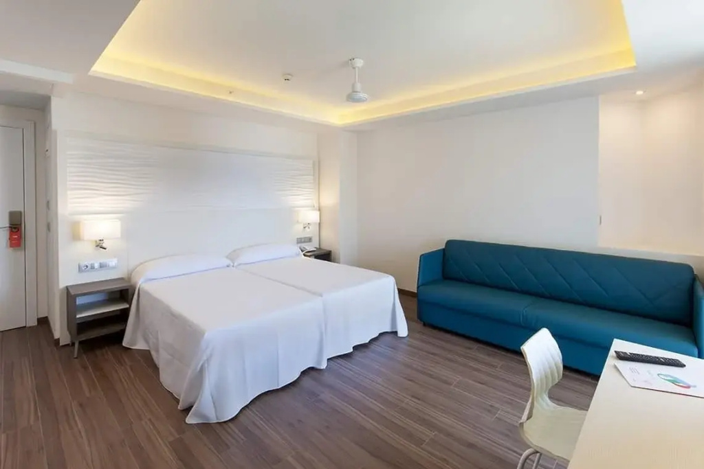 XL Double room (full double bed)